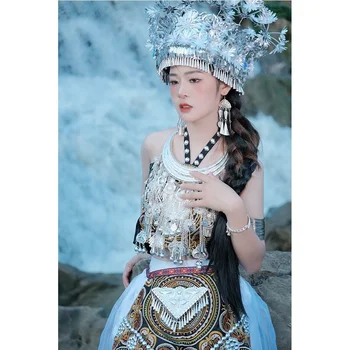 Yeni beyaz geliştirilmiş süper ölümsüz Miao giyim etnik azınlık nakış desen asılı boyun tarzı seyahat fotoğraf giyim