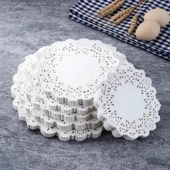100 adet Beyaz Kek Placemats Oymak Yuvarlak Kağıt Danteller Doily Dantel Tatlı Kek Dekorasyon Düğün Parti İçin Kek Placemat